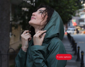 Waterproof, Green Raincoat Stored in Its Own Pocket, Unisex Parachute fabric, One Size, Ideal for spring and autumn.