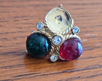 Pendientes de clip individuales Trifari de Vintage Jewels of India, tono dorado, PIEDRA FALTANTE.