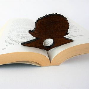 Wooden page holder model hedgehog reading support image 2