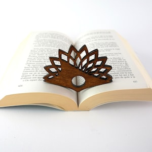 Wooden page holder floral model - reading support
