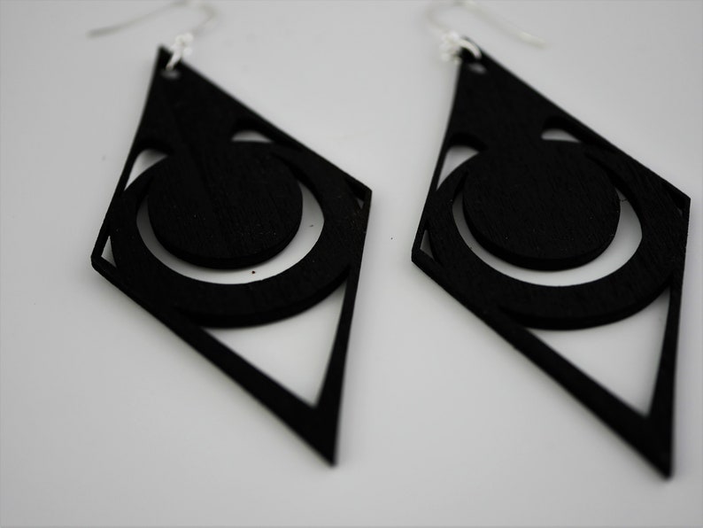 Grandes boucles d'oreille losange en bois noir minimaliste image 3