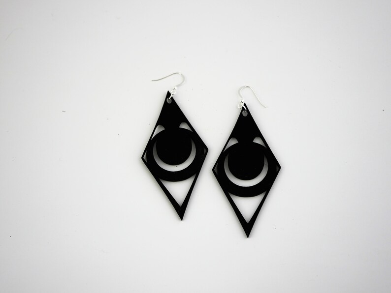 Grandes boucles d'oreille losange en bois noir minimaliste image 2