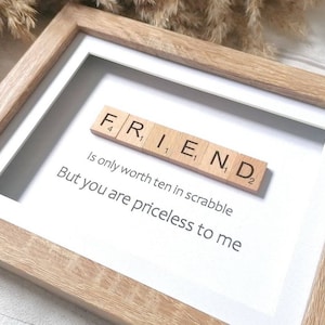 Peut inclure: Une impression encadrée avec le mot "FRIEND" orthographié à l'aide de tuiles de Scrabble. L'impression indique "Ne vaut que dix au Scrabble, Mais tu es inestimable pour moi."