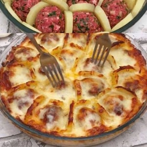 Ferva batatas caseiras e corte-as. Arrume com almôndegas e queijo e leve ao forno para uma deliciosa guloseima francesa, receita fácil Baixar pdf