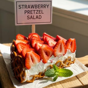 Recept Aardbeienkrakelingsalade | Zomerdessert zonder bakken | Retro afdrukbaar recept | Directe digitale download pdf