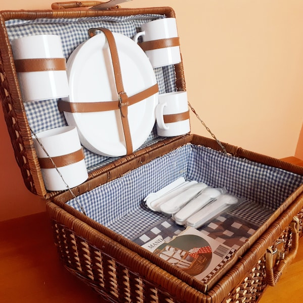 Picknickkorb-Set aus Weidengeflecht für 4 Personen – Vintage-Koffer aus den 70er Jahren mit Tellern, Gläsern, Besteck und Tischdecke