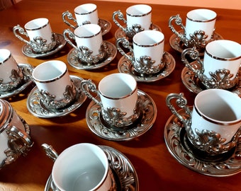 Ensemble de 12 tasses en porcelaine avec soucoupes et sucrier porte-tasse expresso vintage en étain