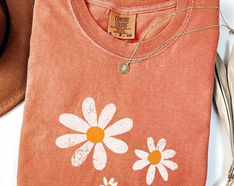 Comfort Colors® Daisy Shirt, Boho Floral Graphic Tee, Retro Aesthetic Flower Shirt, Spring Shirt for Women, Soft Washed Vintage T-Shirt