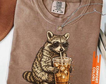Koszulka z szopem pijącym mrożoną kawę Comfort Colors®, zabawny mem ze zwierzętami, koszulka z szopem, szop praczem, koszulka unisex z grafiką
