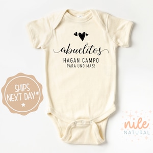 Abuelitos Hagan Campo Para Uno Mas, Spanish Pregnancy Announcement Onesie®, Hola Abuelitos Anuncio de Bebé Onesie®, Futuros Abuelitos