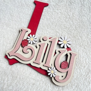 Letrero con nombre de fresa y flor, letra de pared de madera personalizada con nombre, letrero para puerta para dormitorio infantil, placa de pared decorativa con diseño de fresa para guardería