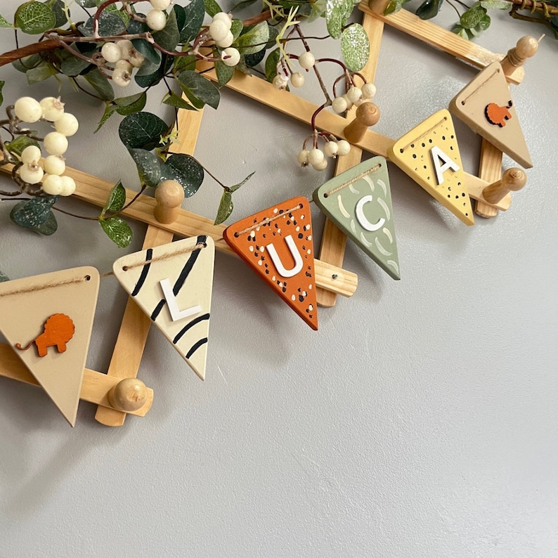 Safari bunting Kinderkamer bunting Jungle slinger babycadeau voor jungle thema houten Gepersonaliseerde bunting babynaam dieren safari kinderkamer decor afbeelding 1