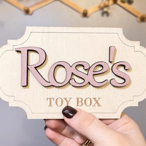 Letrero con nombre para caja de juguetes de niñas, placa para caja de juguetes para niños, ositos de peluche para bebés, caja con nombre personalizada para guardería con etiqueta con nombre para juguetes de niñas, decoración de guardería