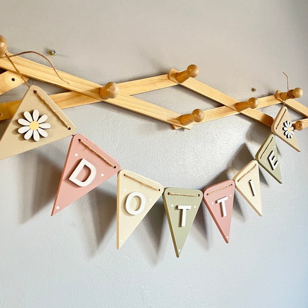 Daisy naamslinger Gepersonaliseerde naambanner kinderkamer Decor meisje slaapkamer Pastel kinderkamer Daisy Garland Baby roze bloemendecor Bloemengors