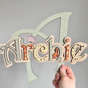 Letrero con nombre de dinosaurio, letra de dinosaurio personalizada, temática de dinosaurio, inicial del nombre del niño, decoración para dormitorio de niño, colgante de pared de dinosaurio, placa con el nombre del niño