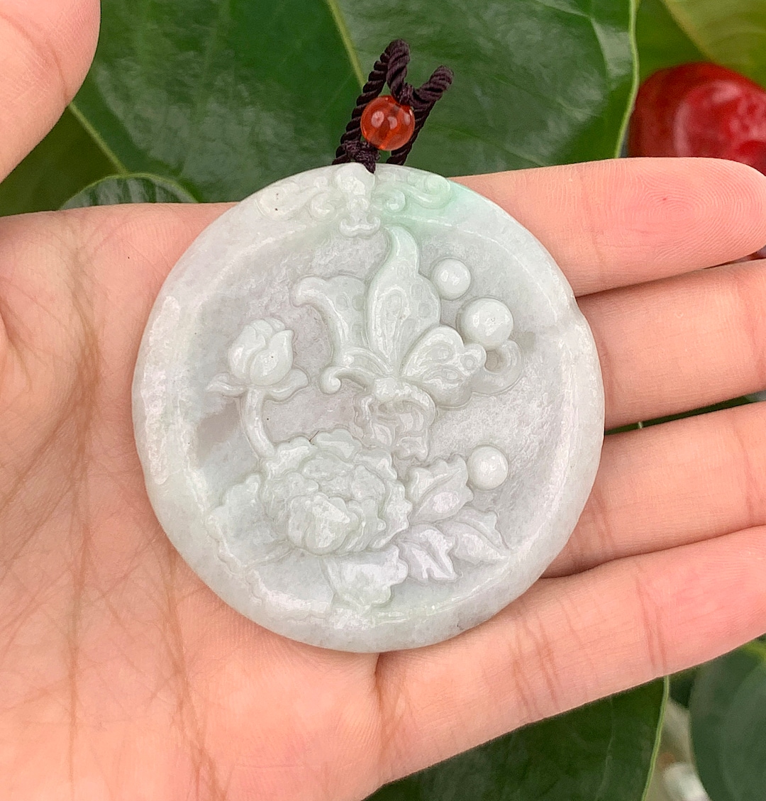 ビルマ産本翡翠ジェダイトペンダントネックレス：本物の花彫り翡翠