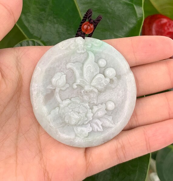 ビルマ産本翡翠ジェダイトペンダントネックレス：本物の花彫り翡翠