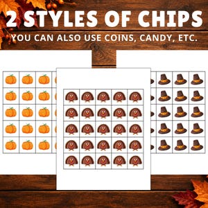 Puede incluir: Tres hojas de juego imprimibles con cuadr&iacute;culas de calabazas naranjas, pavos marrones y sombreros de peregrino marrones. El texto dice 2 STYLES OF CHIPS YOU CAN ALSO USE COINS, CANDY, ETC. Las hojas est&aacute;n sobre un fondo de madera oscura.
