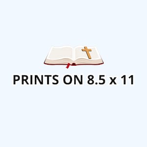 Pu&ograve; includere: Un libro aperto con una croce dorata sopra e un segnalibro a nastro rosso. Il testo "PRINTS ON 8.5 x 11" &egrave; visualizzato sotto il libro. Lo sfondo &egrave; azzurro.
