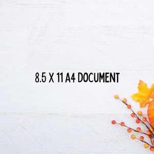 K&ouml;nnte beinhalten: Wei&szlig;er Holzhintergrund mit dem Text "8.5 X 11 A4 DOCUMENT". Das Bild zeigt einen kleinen orangefarbenen K&uuml;rbis, Herbstbl&auml;tter und Beeren, was ein herbstliches Thema ergibt. Das Dokument misst 21,6 x 27,9 cm.