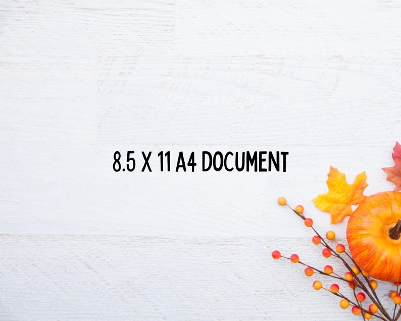 K&ouml;nnte beinhalten: Wei&szlig;er Holzhintergrund mit dem Text "8.5 X 11 A4 DOCUMENT". Das Bild zeigt einen kleinen orangefarbenen K&uuml;rbis, Herbstbl&auml;tter und Beeren, was ein herbstliches Thema ergibt. Das Dokument misst 21,6 x 27,9 cm.