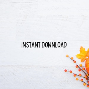 K&ouml;nnte beinhalten: Wei&szlig;er Holzhintergrund mit dem Text "INSTANT DOWNLOAD" in Schwarz. Das Bild zeigt einen kleinen orangefarbenen K&uuml;rbis, Herbstbl&auml;tter und rote Beeren in der unteren rechten Ecke, was auf ein saisonales Thema hindeutet.