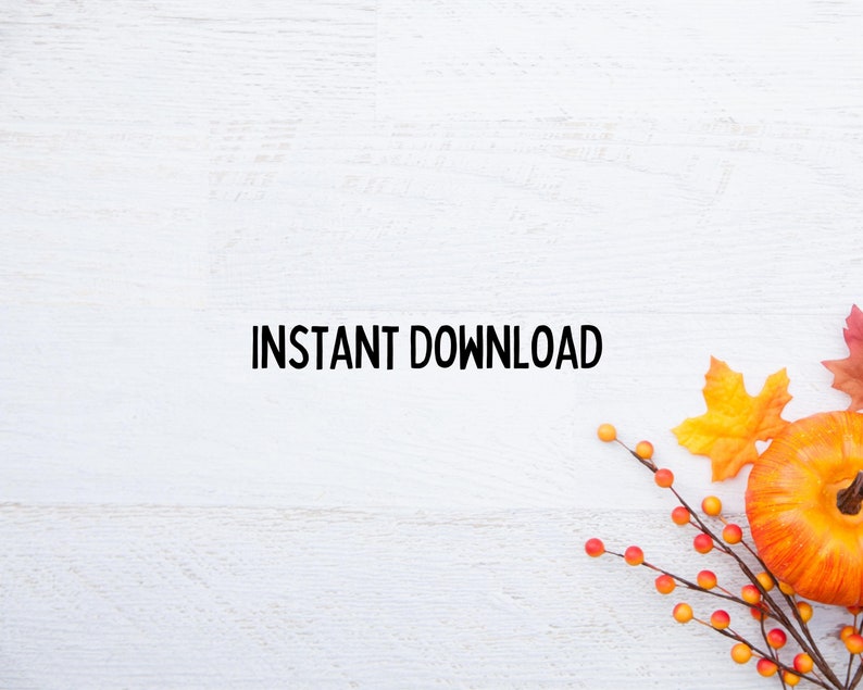 K&ouml;nnte beinhalten: Wei&szlig;er Holzhintergrund mit dem Text "INSTANT DOWNLOAD" in Schwarz. Das Bild zeigt einen kleinen orangefarbenen K&uuml;rbis, Herbstbl&auml;tter und rote Beeren in der unteren rechten Ecke, was auf ein saisonales Thema hindeutet.