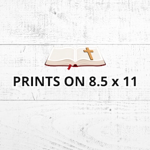 Puede incluir: Un libro abierto con un gr&aacute;fico de cruz marr&oacute;n en la p&aacute;gina derecha, que incluye el texto PRINTS ON 8.5 x 11. El libro tiene p&aacute;ginas blancas, un lomo rojo oscuro y un marcap&aacute;ginas de cinta roja que sale del centro inferior.