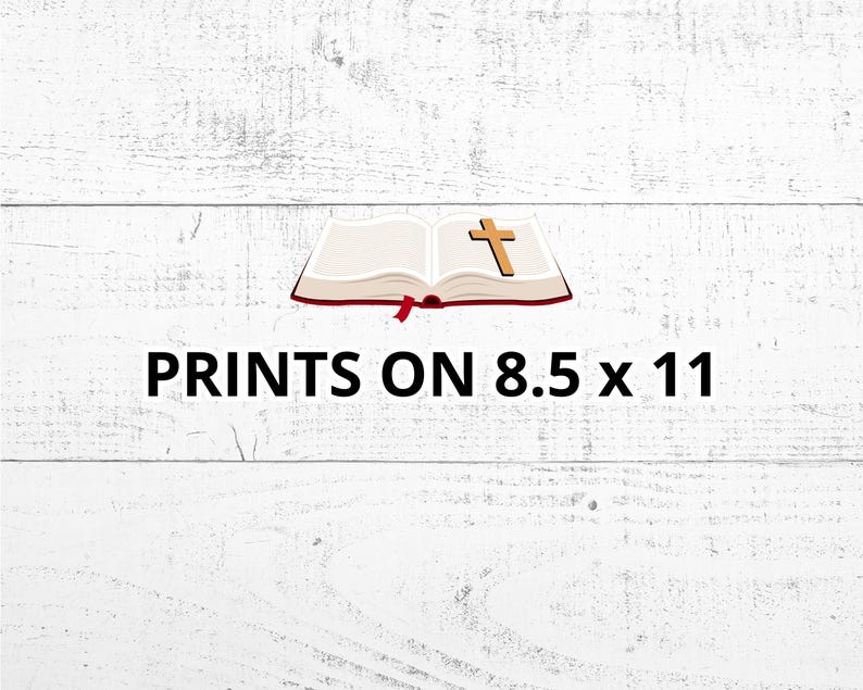 Puede incluir: Un libro abierto con un gr&aacute;fico de cruz marr&oacute;n en la p&aacute;gina derecha, que incluye el texto PRINTS ON 8.5 x 11. El libro tiene p&aacute;ginas blancas, un lomo rojo oscuro y un marcap&aacute;ginas de cinta roja que sale del centro inferior.