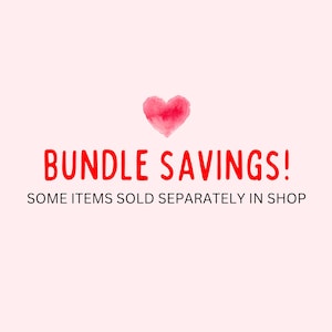 K&ouml;nnte beinhalten: Eine rote Herzgrafik mit dem Text "Bundle Savings!" und "Some items sold separately in shop" in schwarzem Text.