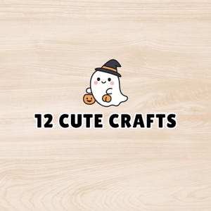 K&ouml;nnte beinhalten: Eine grafische Illustration eines wei&szlig;en Geistes mit einem schwarzen Hexenhut mit orangefarbenem Band, der zwei kleine orangefarbene K&uuml;rbisse h&auml;lt. Unter dem Geist steht der Text 12 CUTE CRAFTS in fetten, schwarzen, serifenlosen Gro&szlig;buchstaben.