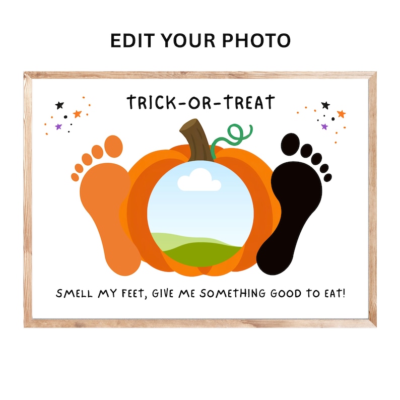K&ouml;nnte beinhalten: Ein rechteckiger Druck in einem Holzrahmen mit dem Text EDIT YOUR PHOTO oben. Darunter steht der Text TRICK-OR-TREAT &uuml;ber einer orangefarbenen K&uuml;rbisgrafik mit Landschaftsausschnitt, flankiert von einem orangefarbenen und einem schwarzen Fu&szlig;abdruck.