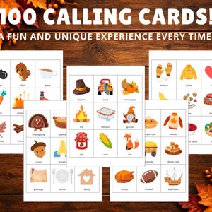 Puede incluir: Un conjunto de 100 tarjetas de juego con ilustraciones coloridas de temas de Acci&oacute;n de Gracias y oto&ntilde;o. Cada tarjeta muestra un peque&ntilde;o gr&aacute;fico y una etiqueta correspondiente, como pavo, ma&iacute;z, pastel de calabaza y hojas oto&ntilde;ales.