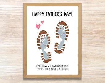 Könnte beinhalten: Eine gerahmte Vatertagskarte mit weißem Hintergrund und braunen Fußabdrücken. Die Karte lautet "HAPPY FATHER'S DAY!" und "I FOLLOW MY DAD BECAUSE I KNOW HE FOLLOWS JESUS".