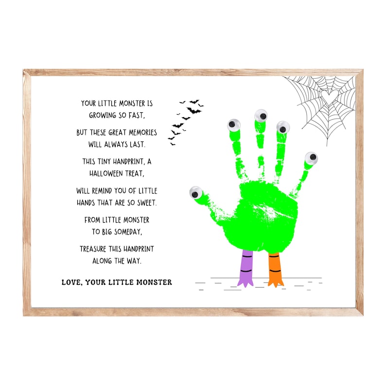 K&ouml;nnte beinhalten: Ein gerahmter Druck mit einem gr&uuml;nen Handabdruck-Monster mit Wackelaugen, einem Spinnennetz und Flederm&auml;usen. Der Text lautet: YOUR LITTLE MONSTER IS GROWING SO FAST, BUT THESE GREAT MEMORIES WILL ALWAYS LAST. THIS TINY HANDPRINT, A HALLOWEEN TREAT, WILL REMIND YOU OF LITTLE HANDS THAT ARE SO SWEET. FROM LITTLE MONSTER TO BIG SOMEDAY, TREASURE THIS HANDPRINT ALONG THE WAY. LOVE, YOUR LITTLE MONSTER.