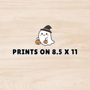 K&ouml;nnte beinhalten: Ein wei&szlig;es Cartoon-Gespenst mit einem schwarzen Hexenhut mit orangefarbenem Band, das zwei kleine orangefarbene K&uuml;rbisse h&auml;lt. Unter dem Gespenst steht der Text PRINTS ON 8.5 X 11 in fetten, schwarzen Gro&szlig;buchstaben mit wei&szlig;er Umrandung.