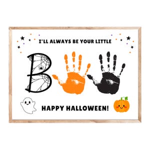 K&ouml;nnte beinhalten: Ein gerahmter Halloween-Kunstdruck mit dem Text I'LL ALWAYS BE YOUR LITTLE BOO und HAPPY HALLOWEEN. Der Buchstabe B ist als Spinnennetz mit einer Spinne gestaltet, gefolgt von einem orangen und einem schwarzen Handabdruck. Enth&auml;lt ein Gespenst und einen K&uuml;rbis.