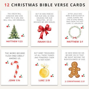 Puede incluir: Doce tarjetas de versículos bíblicos navideños. Cada tarjeta presenta un versículo bíblico y una ilustración festiva. Las ilustraciones incluyen un árbol de Navidad, un lazo rojo, una corona, un bastón de caramelo, un adorno dorado y un hombre de jengibre.