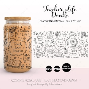 Może przedstawiać: Szklana osłona na słoik z drewnianą pokrywką, z motywem doodle o tematyce nauczycielskiej. Projekt zawiera słowa "Teacher Life Doodle", "Teach Love Inspire" i różne ilustracje związane ze szkołą. Osłona ma wymiary 24,77 cm na 12,7 cm.