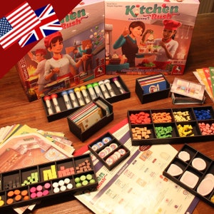 Könnte beinhalten: Ein Brettspiel namens "Kitchen Rush" mit bunten Spielsteinen, Karten und einer Sanduhr. Das Spiel geht darum, schnell zu kochen und zu servieren. Die Spielschachtel zeigt eine Comic-Illustration von Köchen in einer Küche.