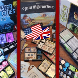 Peut inclure: Trois boîtes de jeux de société différentes avec des inserts sur mesure pour organiser les composants du jeu. Les inserts sont en plastique noir et comportent plusieurs compartiments pour ranger les cartes, les jetons et autres pièces de jeu. Les jeux sont "Underwater Cities", "Great Western Trail" et "Caverna: The Cave Farmers".