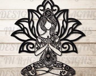 Peut inclure: Dessin en noir et blanc d'une femme méditant en position de lotus avec un motif de mandala. La femme a les mains en position de prière et un symbole d'Om sur le front. Le dessin est complexe et détaillé.