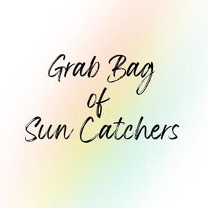 Puede incluir: Un fondo de color pastel con el texto "Grab Bag of Sun Catchers" en un estilo manuscrito. El texto es negro y el fondo tiene un degradado de colores suaves.