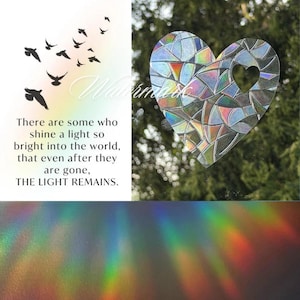 Puede incluir: Un adhesivo para ventana en forma de corazón con un patrón de mosaico que refleja colores del arcoíris. El texto dice: There are some who shine a light so bright into the world, that even after they are gone, THE LIGHT REMAINS. Incluye siluetas de aves negras.