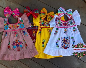 Vestido mexicano bordado para niña: traje de fiesta con moño incluido .