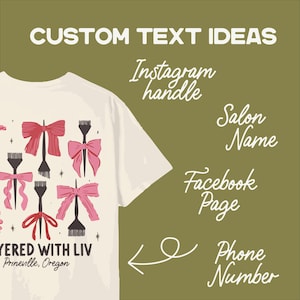 Puede incluir: Una camiseta blanca con un dise&ntilde;o rosa y negro de herramientas de peluquer&iacute;a y lazos. El texto "LAYERED WITH LIV" y "Prineville, Oregon" est&aacute; impreso en la camiseta. La imagen tambi&eacute;n incluye texto para ideas de texto personalizado, como el nombre de usuario de Instagram, el nombre del sal&oacute;n, la p&aacute;gina de Facebook y el n&uacute;mero de tel&eacute;fono.