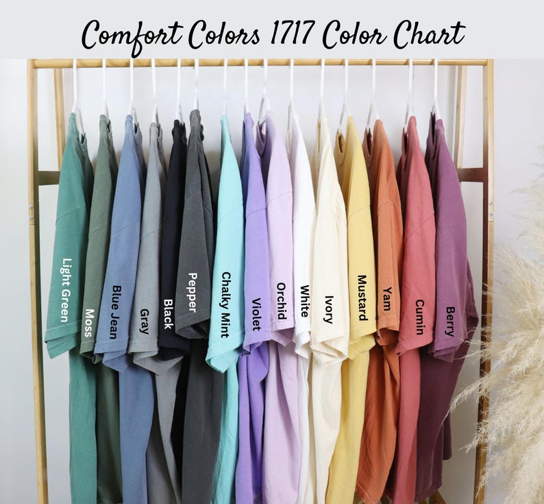 Puede incluir: Una carta de colores de 14 colores de camiseta diferentes de Comfort Colors 1717. Los colores son: Verde claro musgo, Vaquero azul, Gris, Negro, Pimienta, Menta cremosa, Violeta, Orqu&iacute;dea, Blanco, Marfil, Mostaza, &Ntilde;ame, Comino y Baya.