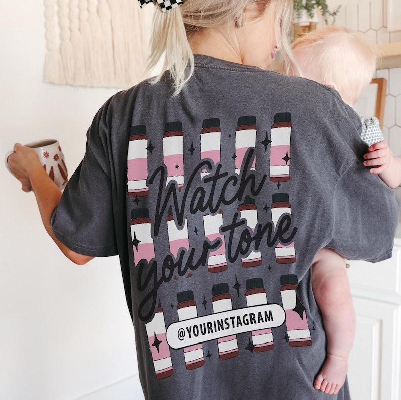 Puede incluir: Una camiseta gris con un gr&aacute;fico de varias botellas y el texto "Watch your tone" y "@yourinstagram".
