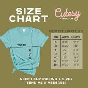 Puede incluir: Una tabla de tallas para camisetas con medidas en pulgadas. La tabla muestra el ancho y la longitud de cada talla de la S a la 4XL. La tabla est&aacute; sobre un fondo verde con una camiseta azul claro en el centro.