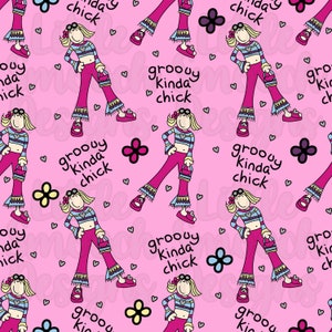 Op de afbeelding: Een roze achtergrond met een herhalend patroon van een cartoonmeisje met blond haar en een gestreept shirt. Het meisje houdt een handtas vast en draagt een roze broek. De tekst "groovy kinda chick" wordt herhaald in het hele patroon.
